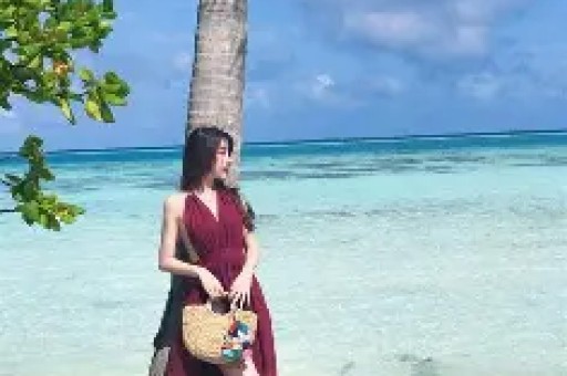 刚分手一周！八卦媒体爆料：维尼修斯在私人场所与数位女性聚会